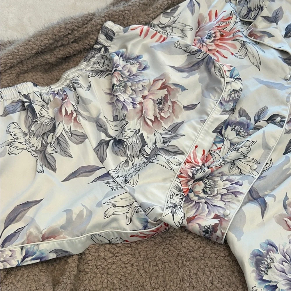 Silky Elegance, Floral Print Women's Shorty Pajama Set - Picture 5 of 6